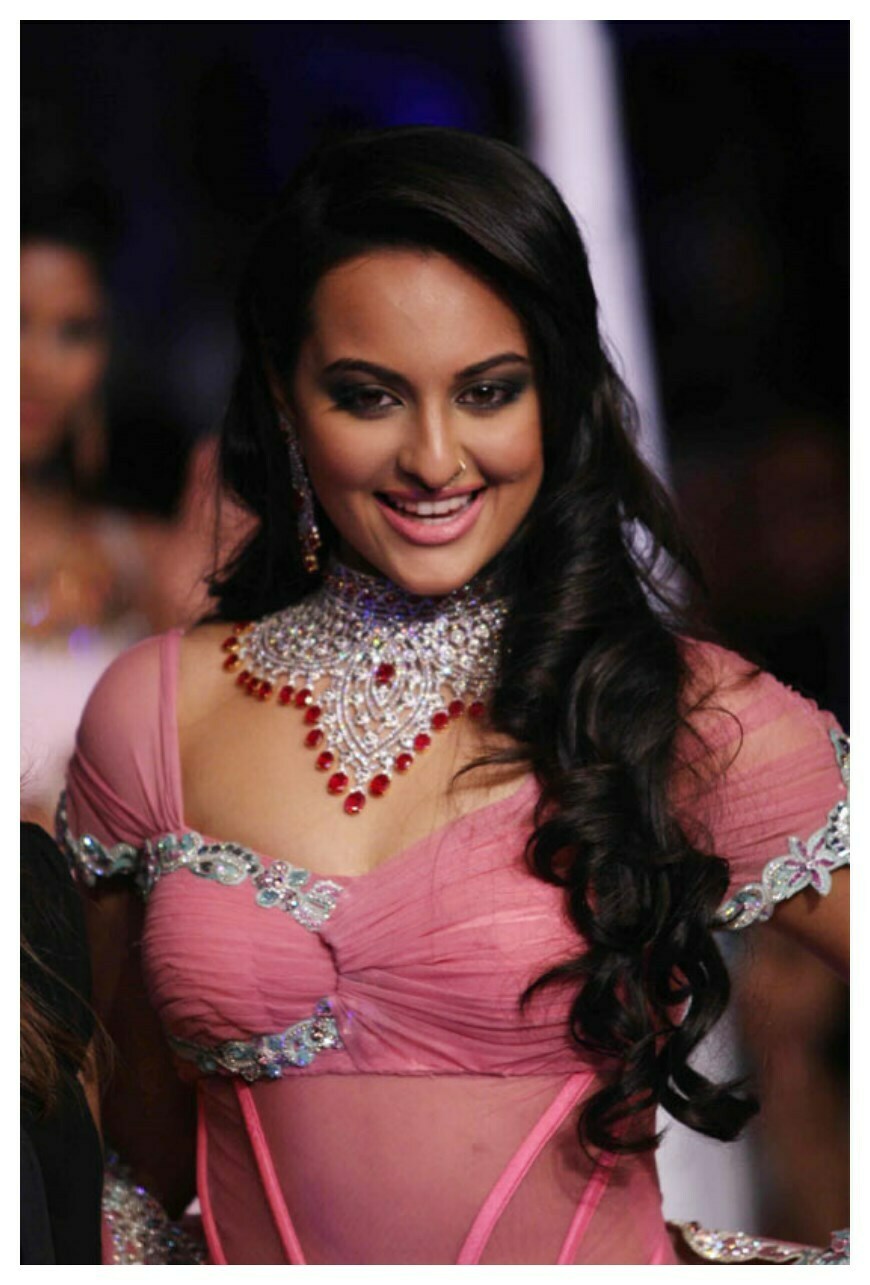 Bollywood Star Sonakshi Sinha Wallpapers HD Photos images